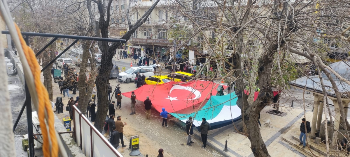 GAZZE’DE SAVAŞIN DURDURULMASI İÇİN “ EL ELE İNSAN ZİNCİR”İ EYLEMİ DÜZENLENDİ