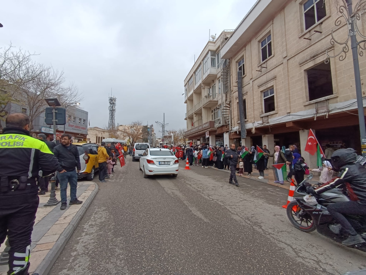 GAZZE’DE SAVAŞIN DURDURULMASI İÇİN “ EL ELE İNSAN ZİNCİR”İ EYLEMİ DÜZENLENDİ