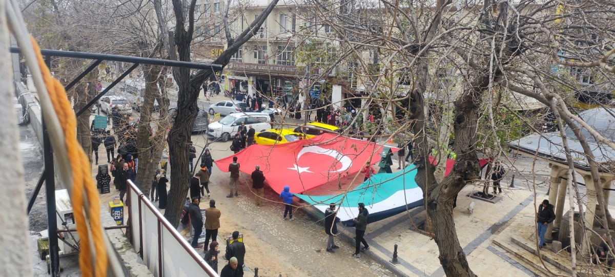 GAZZE’DE SAVAŞIN DURDURULMASI İÇİN “ EL ELE İNSAN ZİNCİR”İ EYLEMİ DÜZENLENDİ