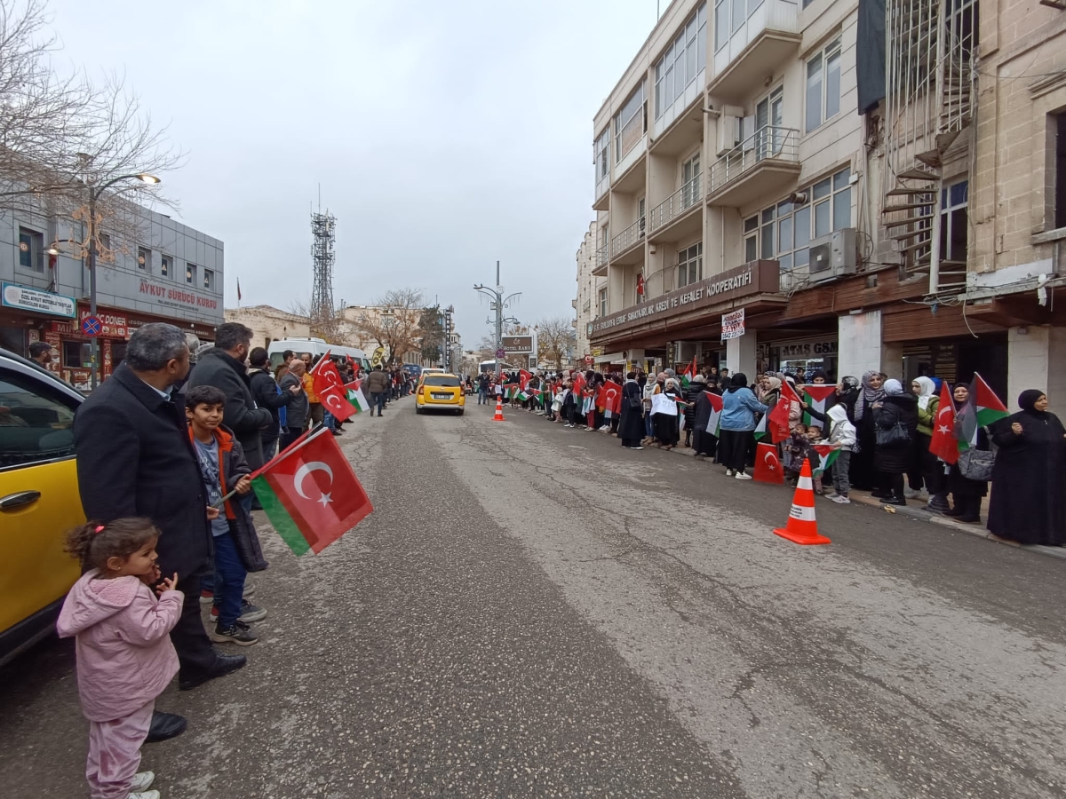 GAZZE’DE SAVAŞIN DURDURULMASI İÇİN “ EL ELE İNSAN ZİNCİR”İ EYLEMİ DÜZENLENDİ