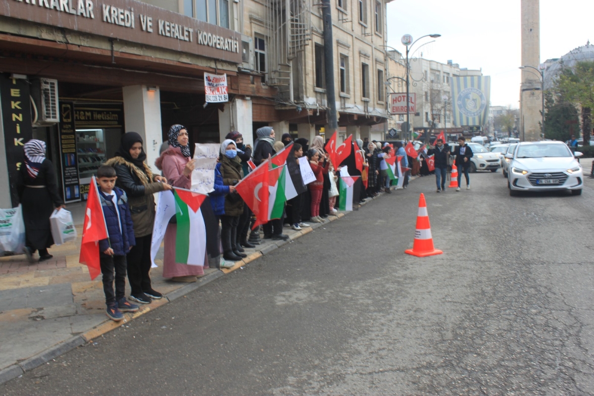 GAZZE’DE SAVAŞIN DURDURULMASI İÇİN “ EL ELE İNSAN ZİNCİR”İ EYLEMİ DÜZENLENDİ