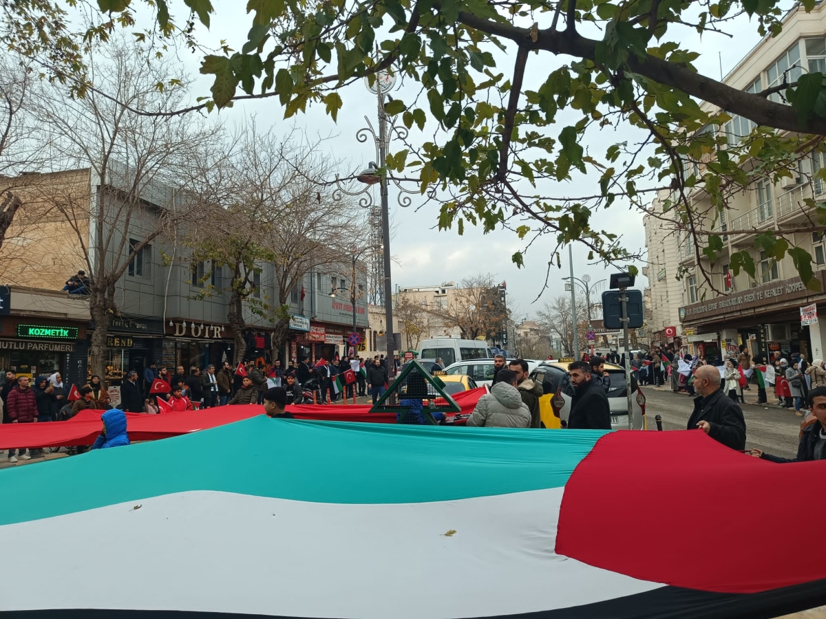 GAZZE’DE SAVAŞIN DURDURULMASI İÇİN “ EL ELE İNSAN ZİNCİR”İ EYLEMİ DÜZENLENDİ