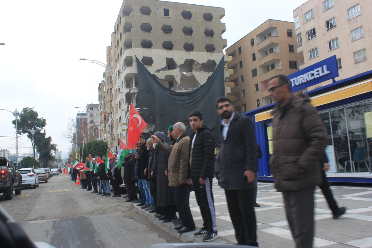GAZZE’DE SAVAŞIN DURDURULMASI İÇİN “ EL ELE İNSAN ZİNCİR”İ EYLEMİ DÜZENLENDİ