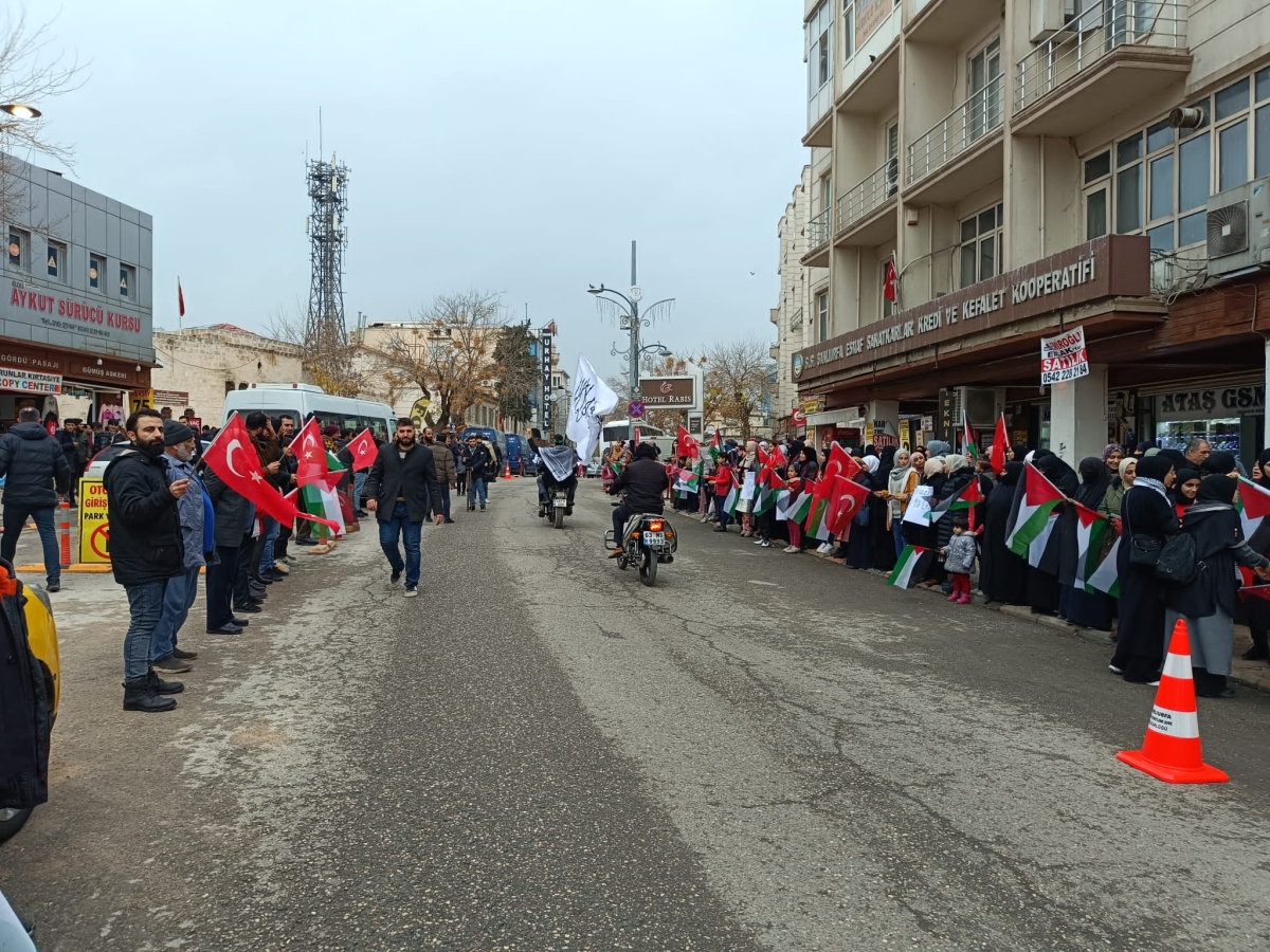 GAZZE’DE SAVAŞIN DURDURULMASI İÇİN “ EL ELE İNSAN ZİNCİR”İ EYLEMİ DÜZENLENDİ