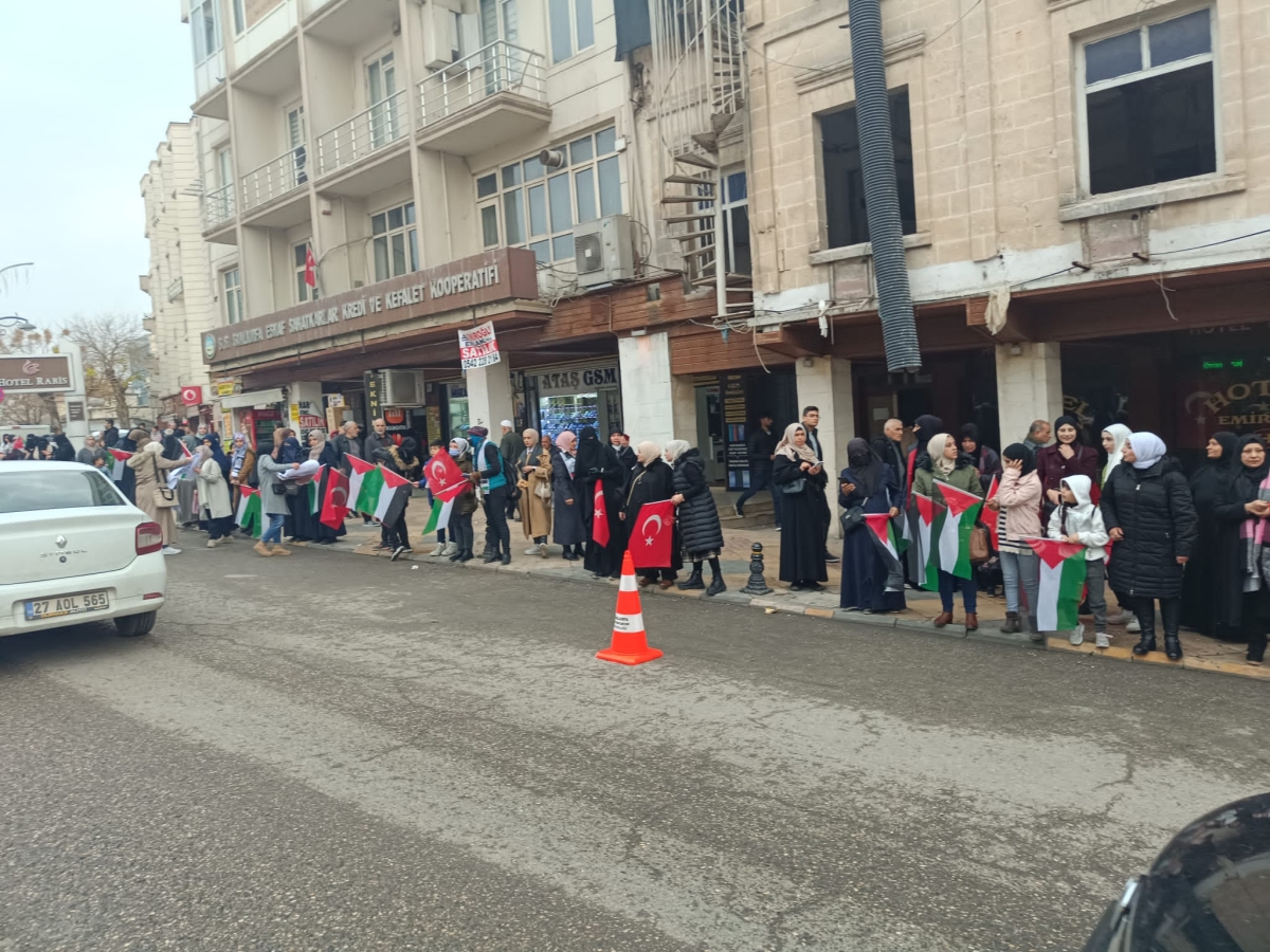 GAZZE’DE SAVAŞIN DURDURULMASI İÇİN “ EL ELE İNSAN ZİNCİR”İ EYLEMİ DÜZENLENDİ