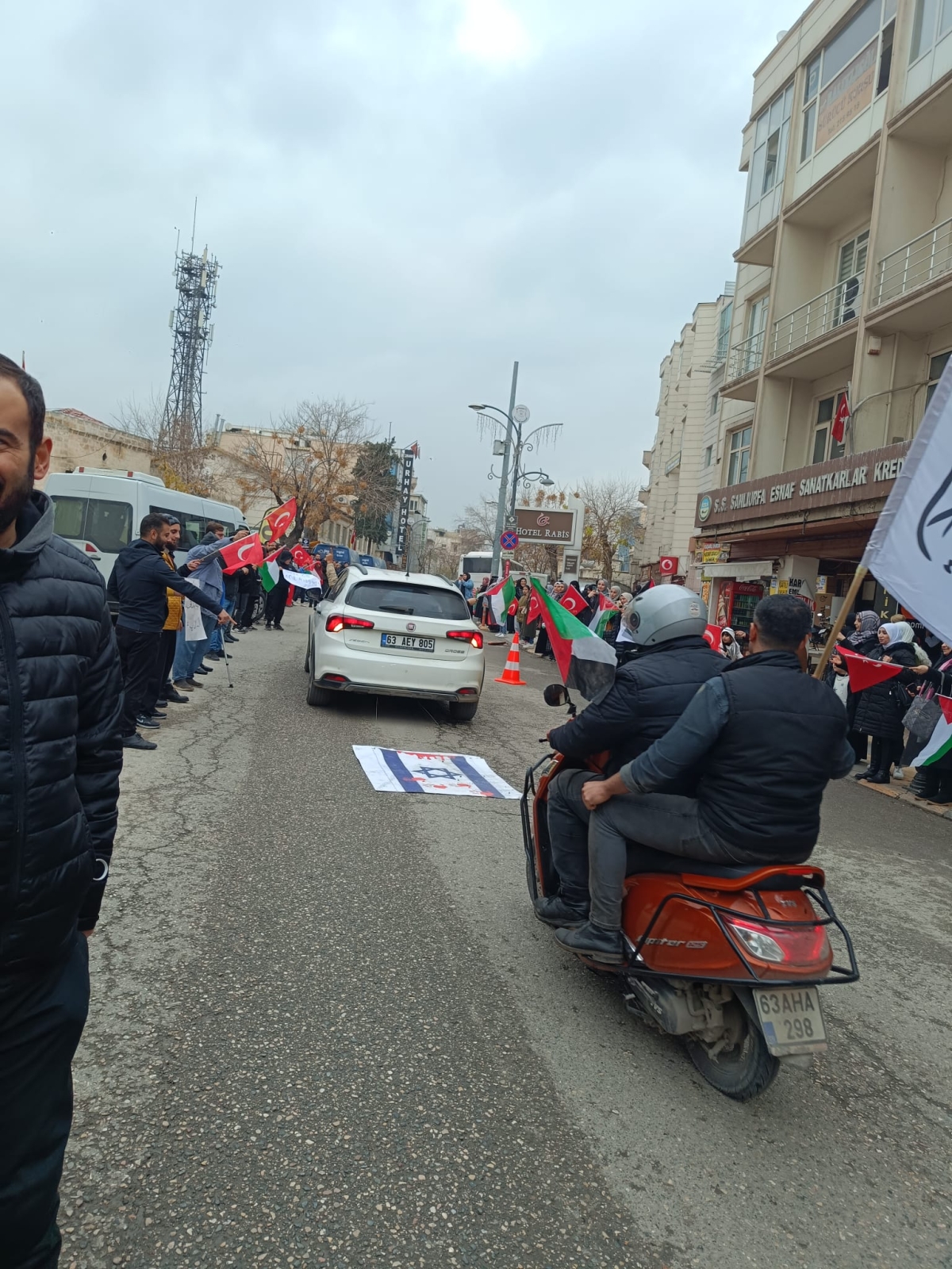 GAZZE’DE SAVAŞIN DURDURULMASI İÇİN “ EL ELE İNSAN ZİNCİR”İ EYLEMİ DÜZENLENDİ