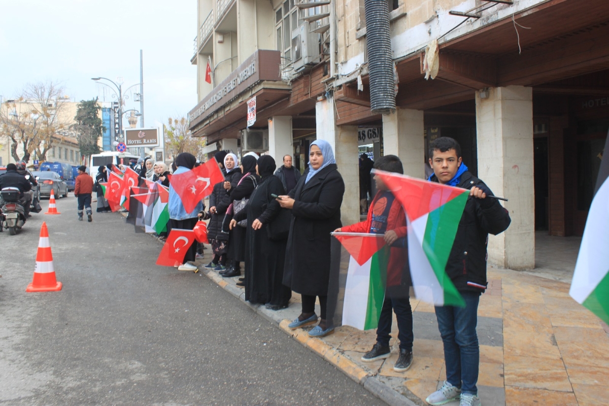 GAZZE’DE SAVAŞIN DURDURULMASI İÇİN “ EL ELE İNSAN ZİNCİR”İ EYLEMİ DÜZENLENDİ