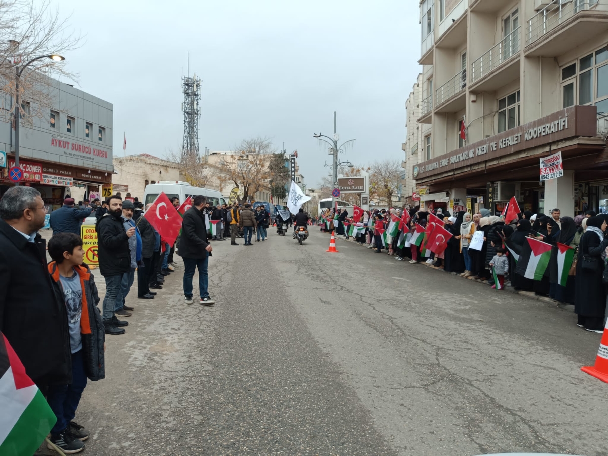 GAZZE’DE SAVAŞIN DURDURULMASI İÇİN “ EL ELE İNSAN ZİNCİR”İ EYLEMİ DÜZENLENDİ