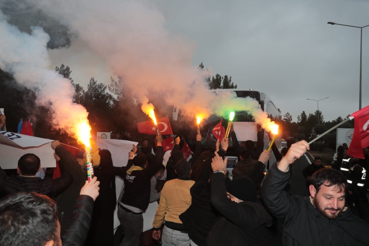 ŞANLIURFALILAR BAŞKAN BEYAZGÜL’Ü BAĞRINA BASTI