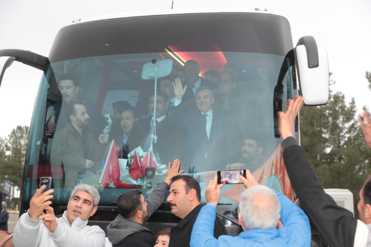 ŞANLIURFALILAR BAŞKAN BEYAZGÜL’Ü BAĞRINA BASTI