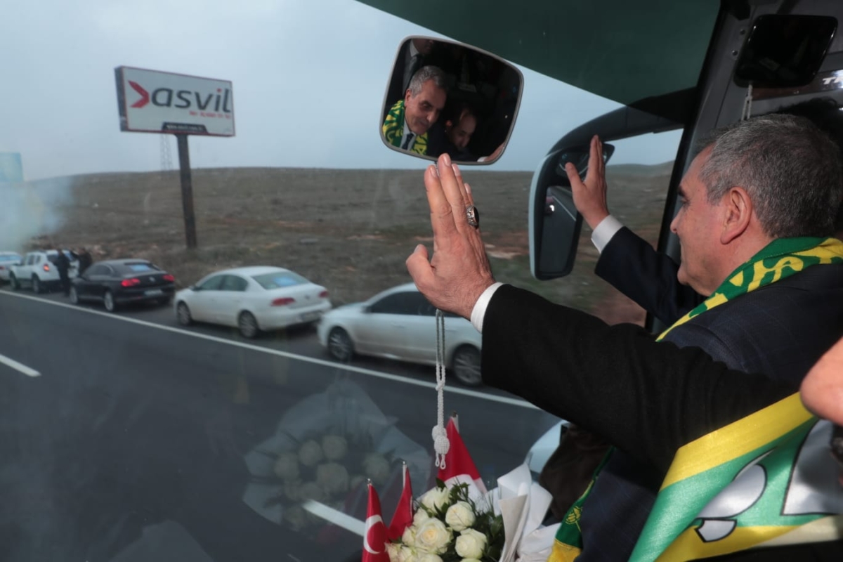 ŞANLIURFALILAR BAŞKAN BEYAZGÜL’Ü BAĞRINA BASTI