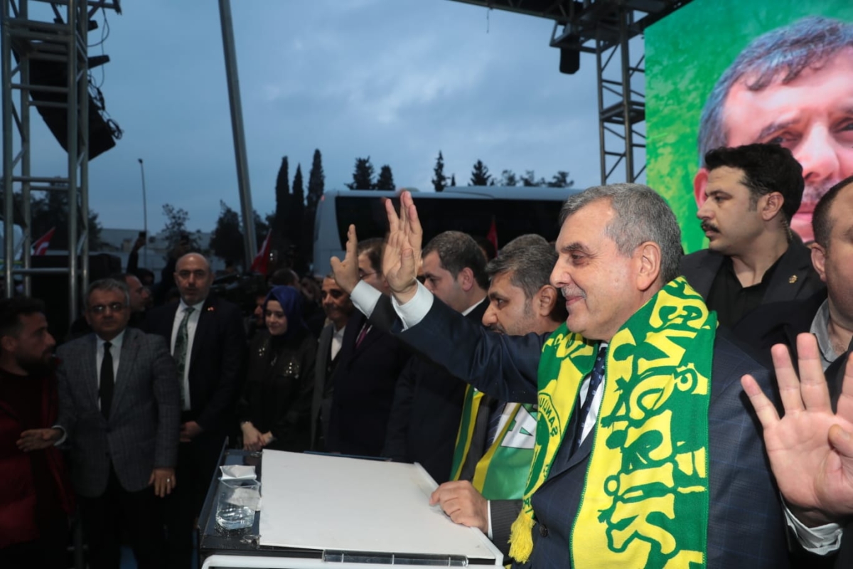 ŞANLIURFALILAR BAŞKAN BEYAZGÜL’Ü BAĞRINA BASTI