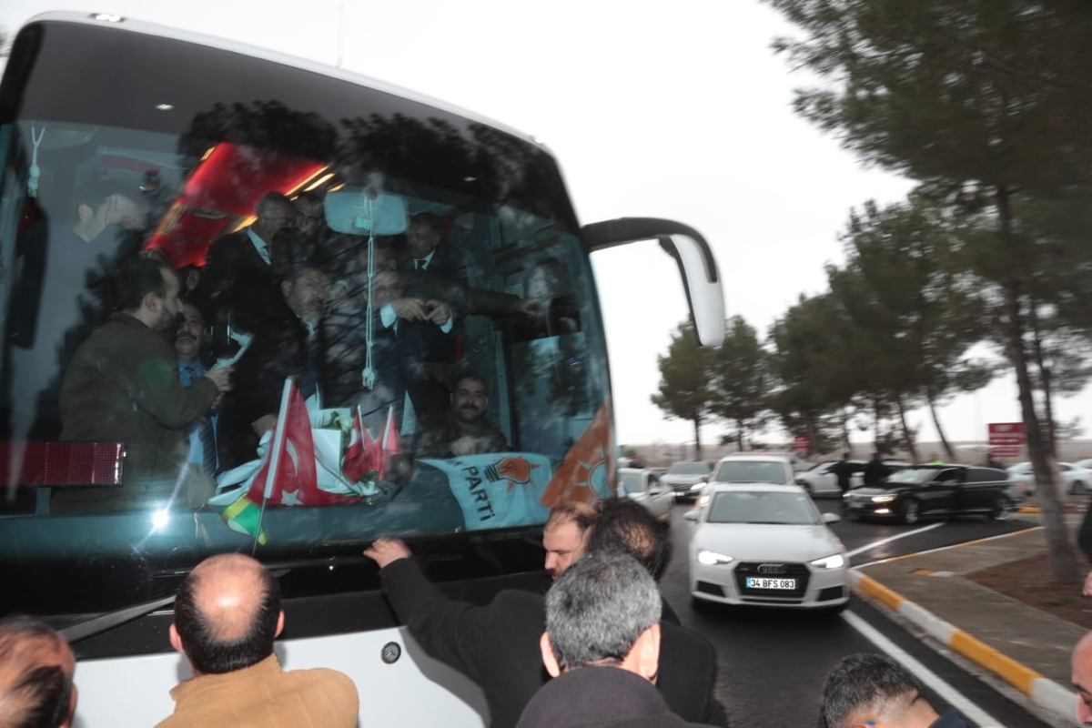 ŞANLIURFALILAR BAŞKAN BEYAZGÜL’Ü BAĞRINA BASTI