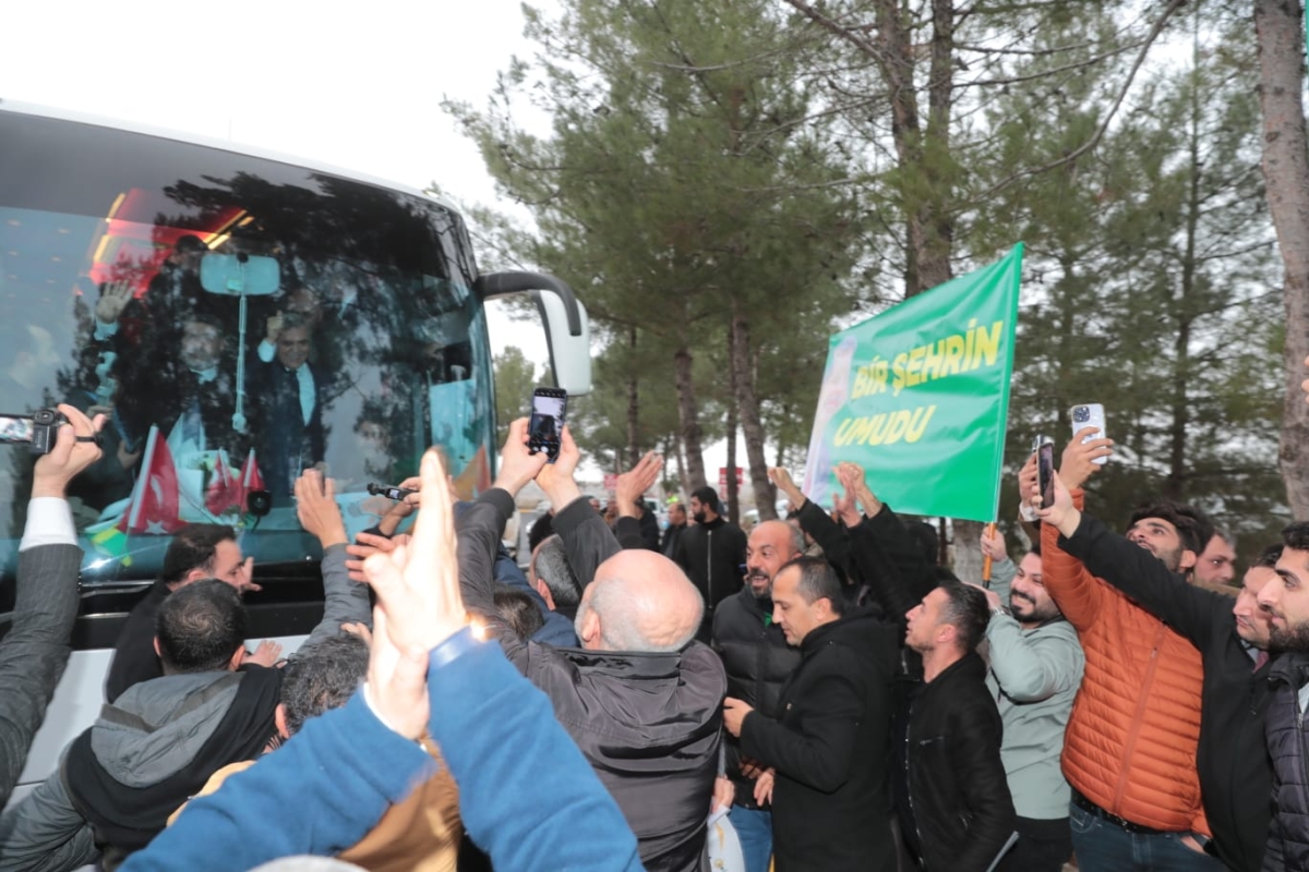 ŞANLIURFALILAR BAŞKAN BEYAZGÜL’Ü BAĞRINA BASTI