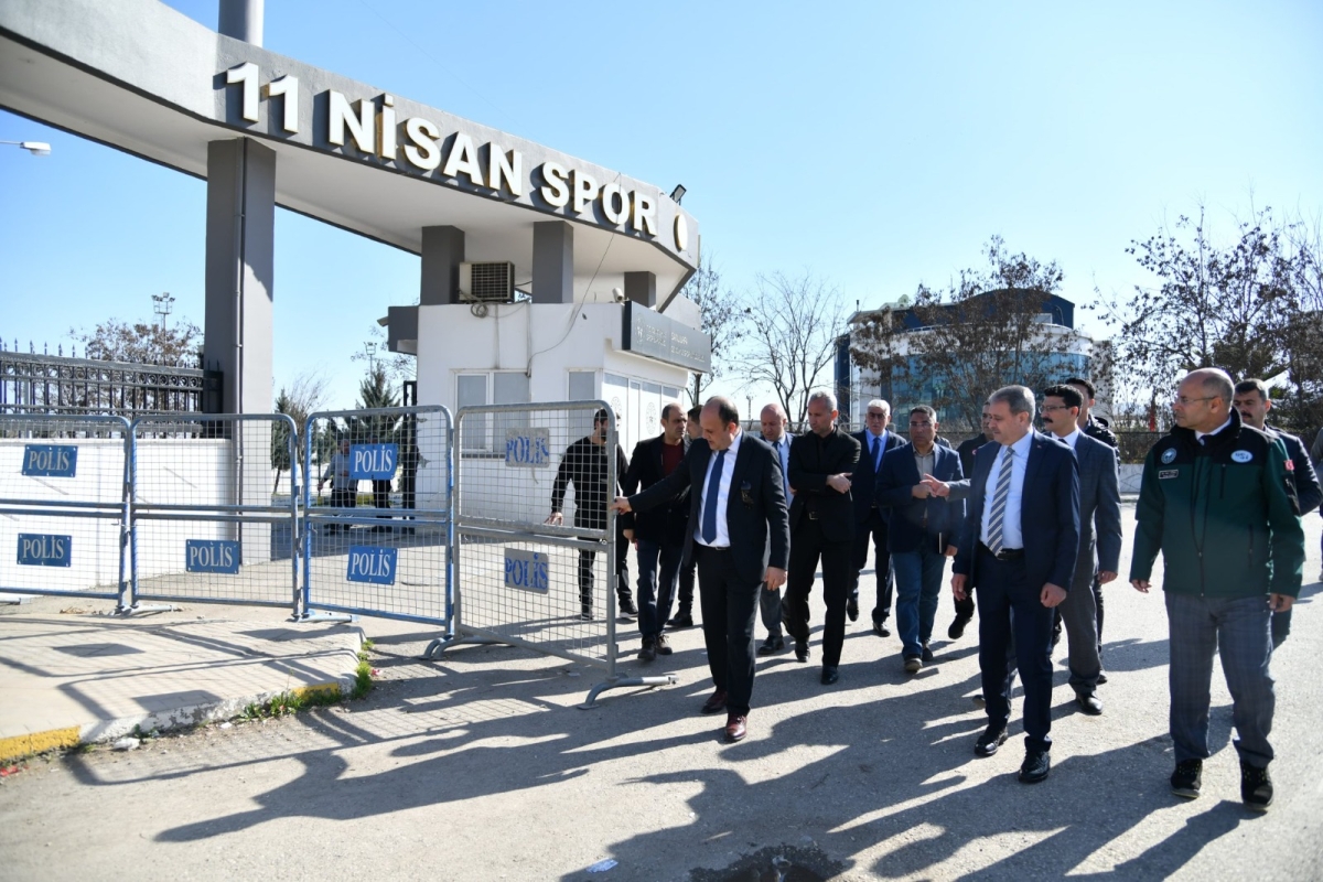 Vali Şıldak, 11 Nisan Stadyumu'ndaki çalışmaları inceledi