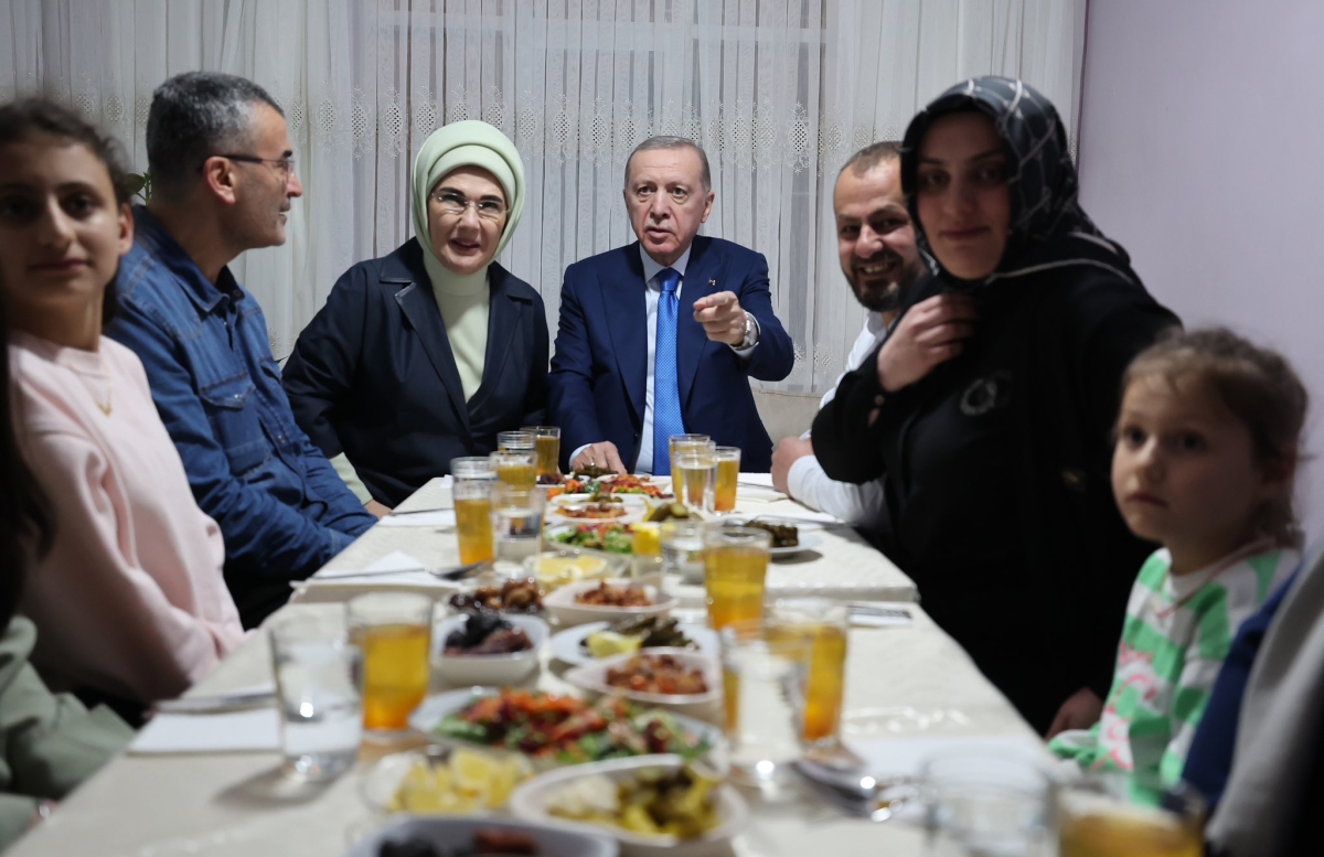Cumhurbaşkanı Erdoğan, bir vatandaşın evinde iftar yaptı