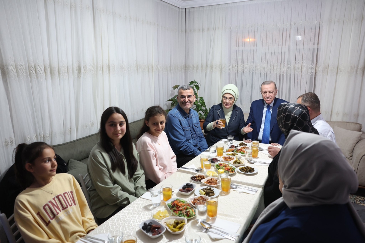 Cumhurbaşkanı Erdoğan, bir vatandaşın evinde iftar yaptı