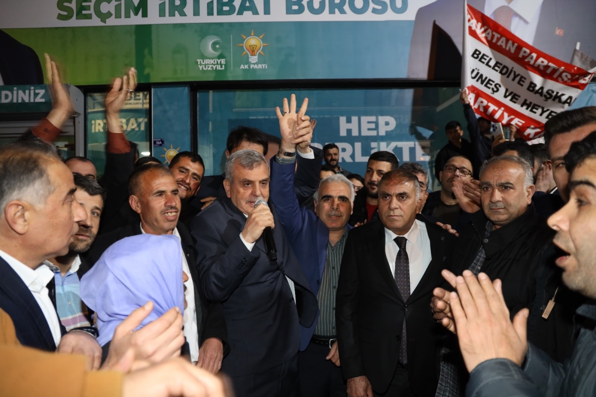 Yeniden Refah Partisinden Ak Parti’ye Geçen 39 Kişiye Rozetlerini Başkan Beyazgül Taktı