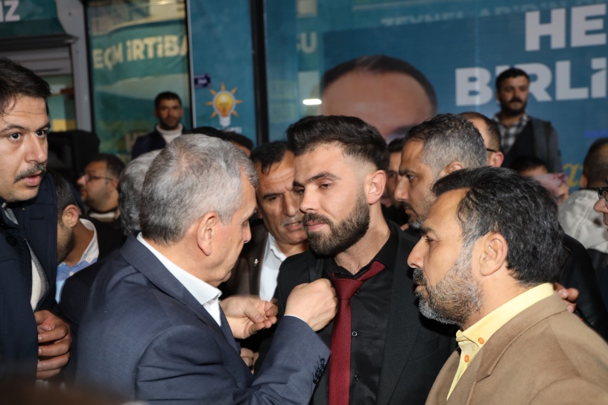 Yeniden Refah Partisinden Ak Parti’ye Geçen 39 Kişiye Rozetlerini Başkan Beyazgül Taktı