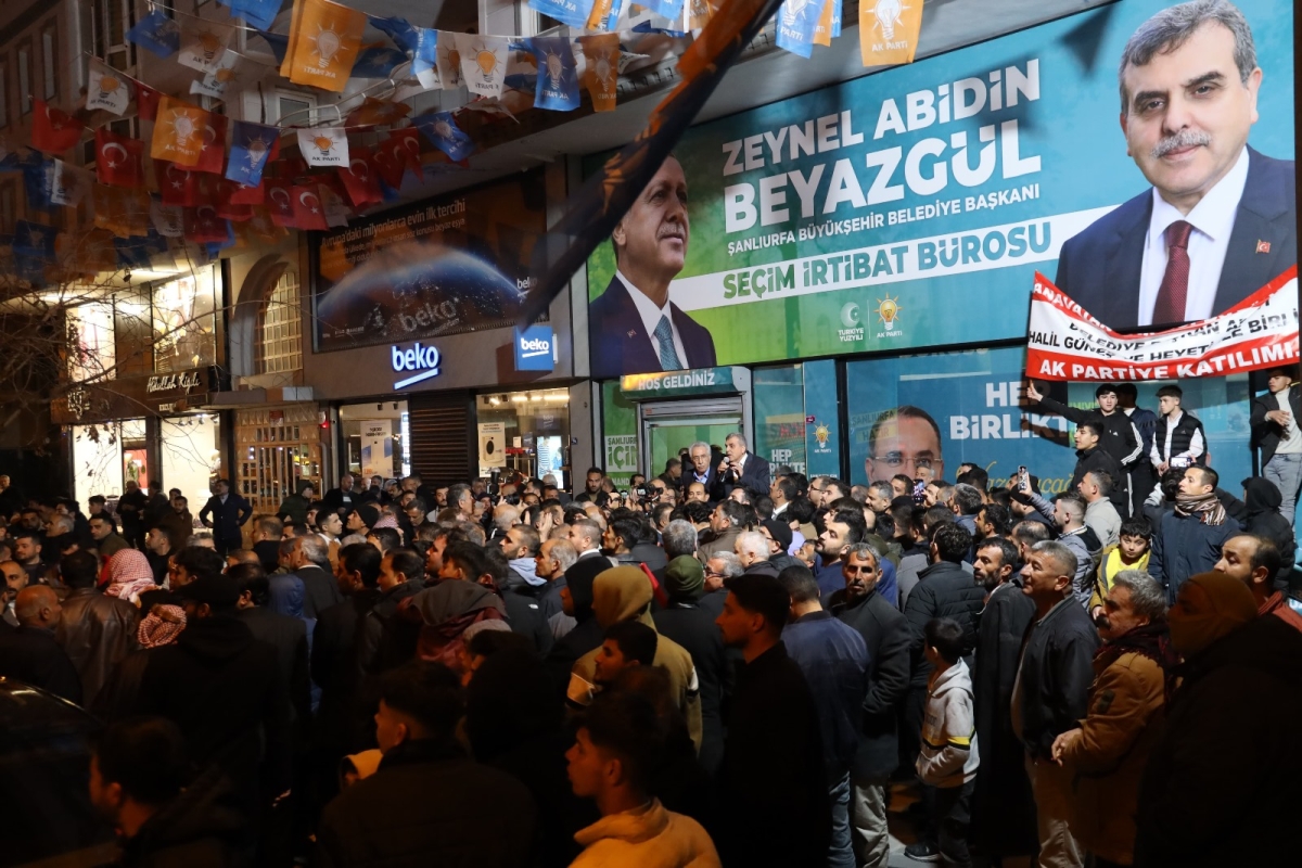 Yeniden Refah Partisinden Ak Parti’ye Geçen 39 Kişiye Rozetlerini Başkan Beyazgül Taktı