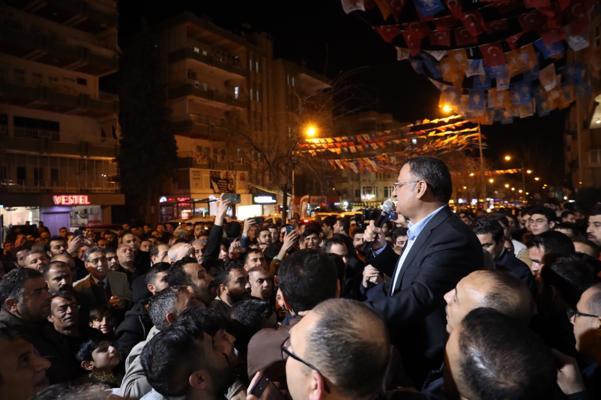 Yeniden Refah Partisinden Ak Parti’ye Geçen 39 Kişiye Rozetlerini Başkan Beyazgül Taktı