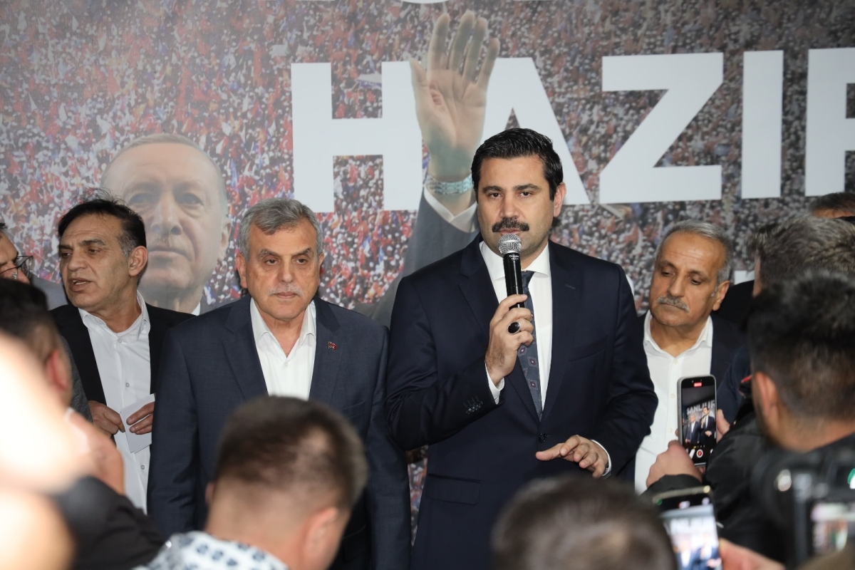 Yeniden Refah Partisinden Ak Parti’ye Geçen 39 Kişiye Rozetlerini Başkan Beyazgül Taktı