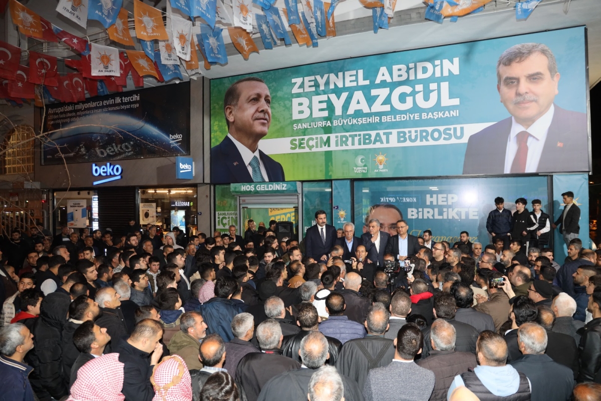 Yeniden Refah Partisinden Ak Parti’ye Geçen 39 Kişiye Rozetlerini Başkan Beyazgül Taktı