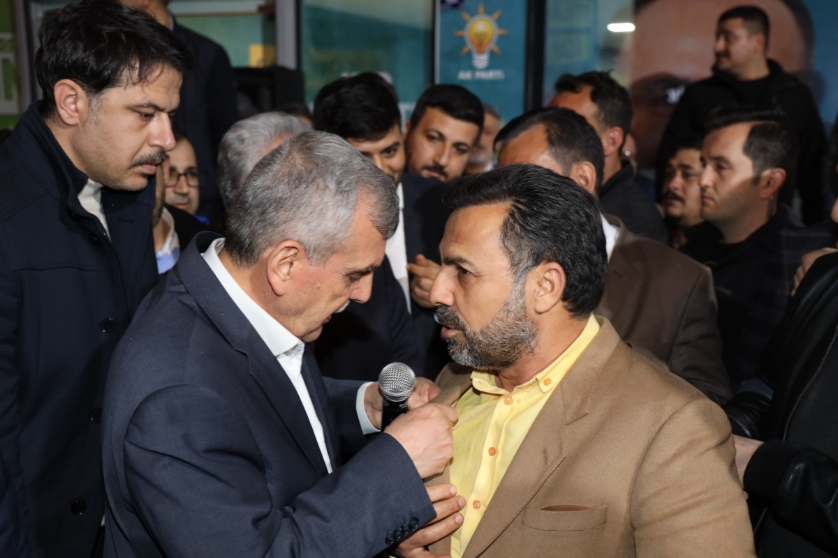 Yeniden Refah Partisinden Ak Parti’ye Geçen 39 Kişiye Rozetlerini Başkan Beyazgül Taktı