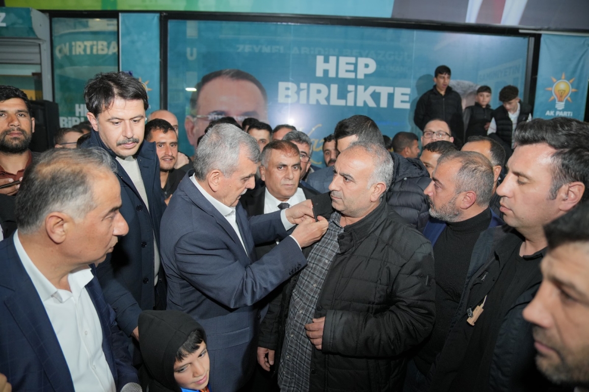 Yeniden Refah Partisinden Ak Parti’ye Geçen 39 Kişiye Rozetlerini Başkan Beyazgül Taktı