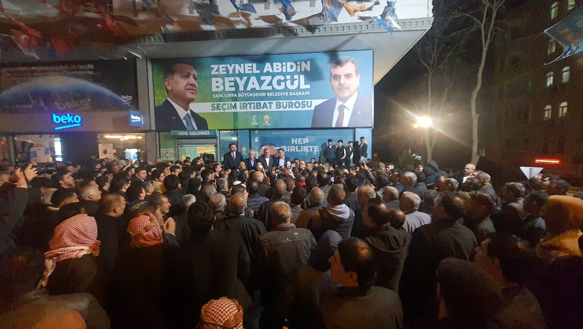 Yeniden Refah Partisinden Ak Parti’ye Geçen 39 Kişiye Rozetlerini Başkan Beyazgül Taktı