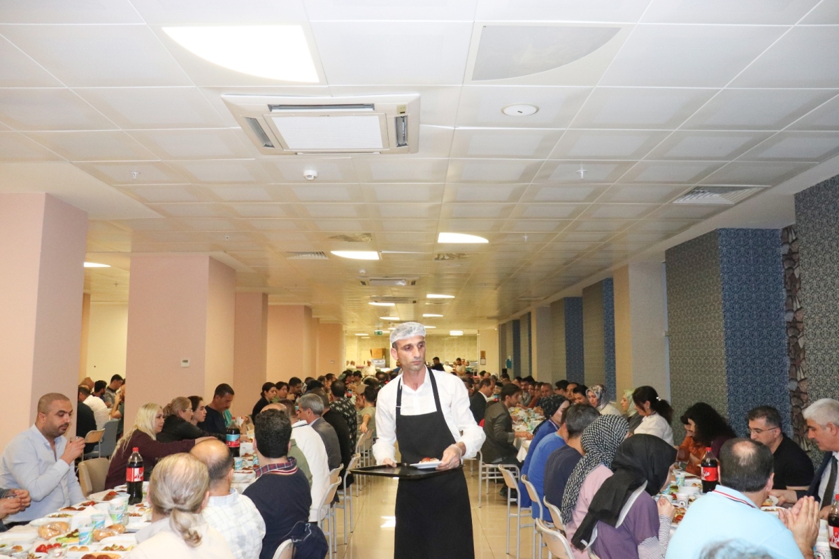 Rektör Güllüoğlu Hastane Personelleri ile İftarda Bir Araya Geldi