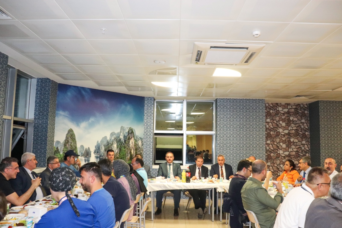 Rektör Güllüoğlu Hastane Personelleri ile İftarda Bir Araya Geldi