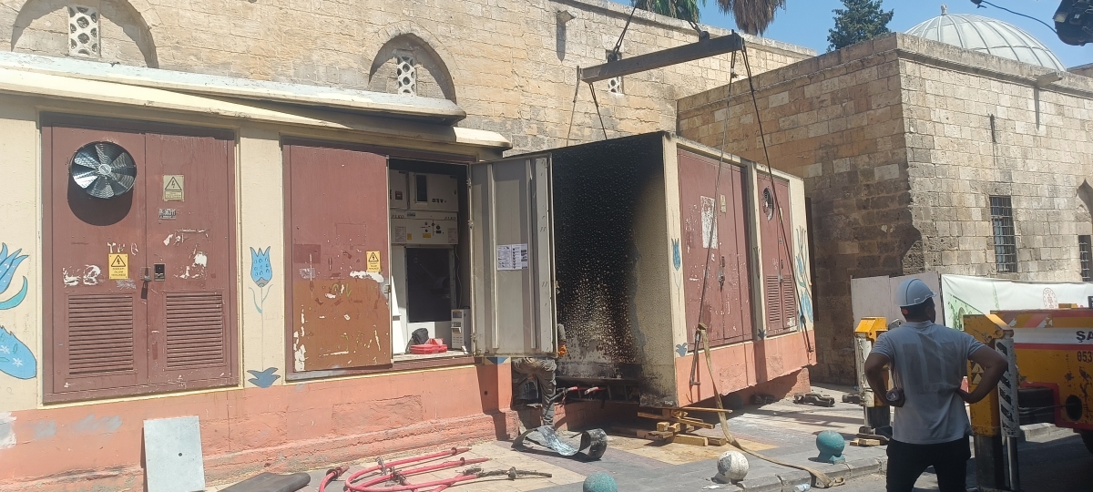Şanlıurfa Eyyübiye'de Tinercilerin Trafoya Saldırısı Mahalleleri Elektriksiz Bıraktı