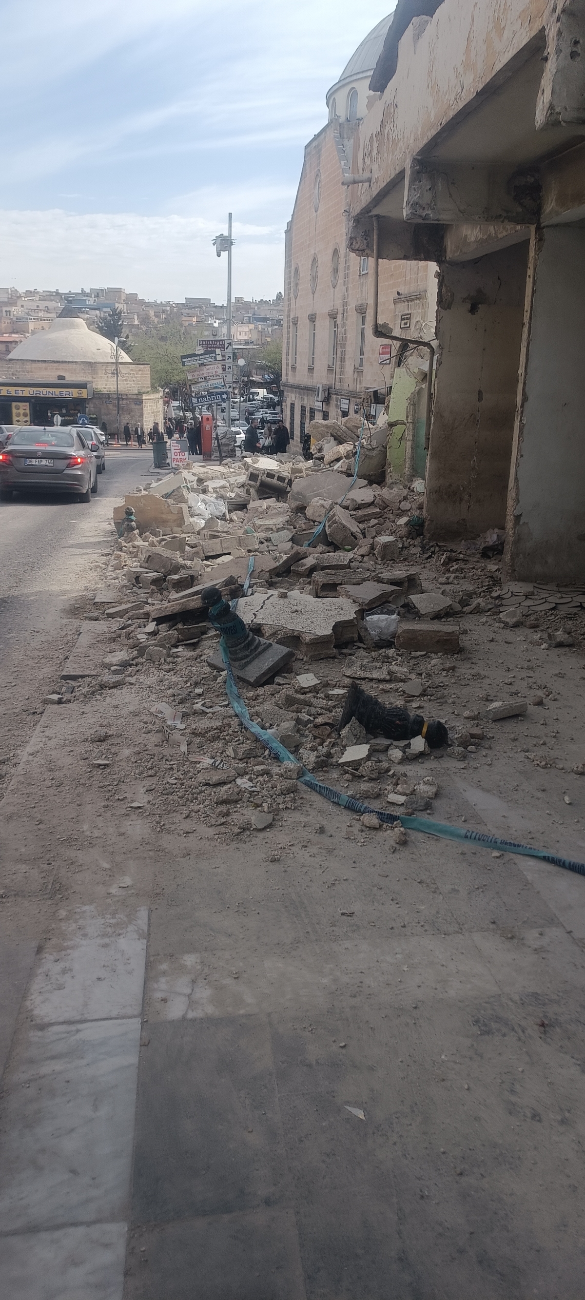Demokrasi Caddesi'nde Tehlikeli Yıkım! Önlem Alınmadan Devam Ediyor
