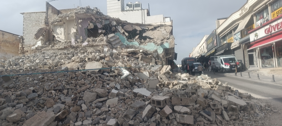 Demokrasi Caddesi'nde Tehlikeli Yıkım! Önlem Alınmadan Devam Ediyor