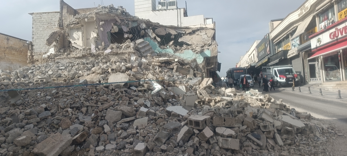 Demokrasi Caddesi'nde Tehlikeli Yıkım! Önlem Alınmadan Devam Ediyor