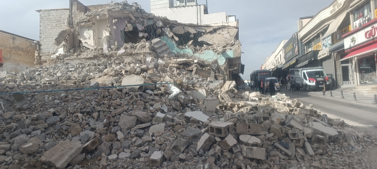Demokrasi Caddesi'nde Tehlikeli Yıkım! Önlem Alınmadan Devam Ediyor