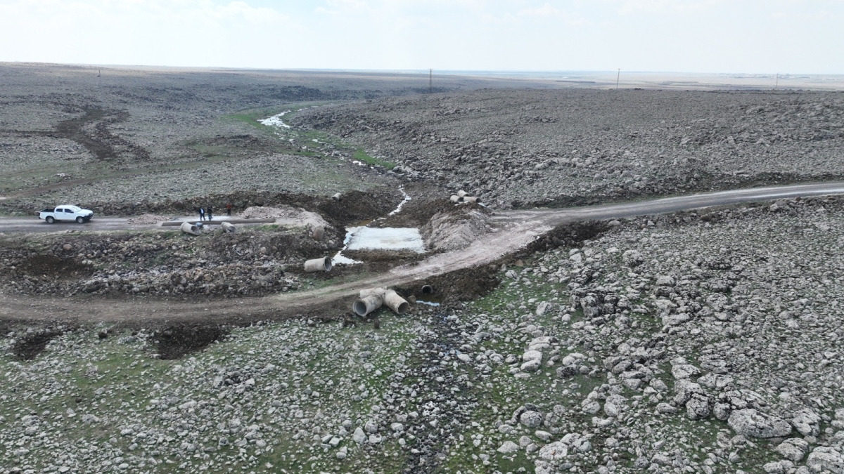 Şanlıurfa’da Yollar Daha Güvenli Hale Geliyor: Büyükşehir Belediyesi 3 Menfez İnşa Ediyor