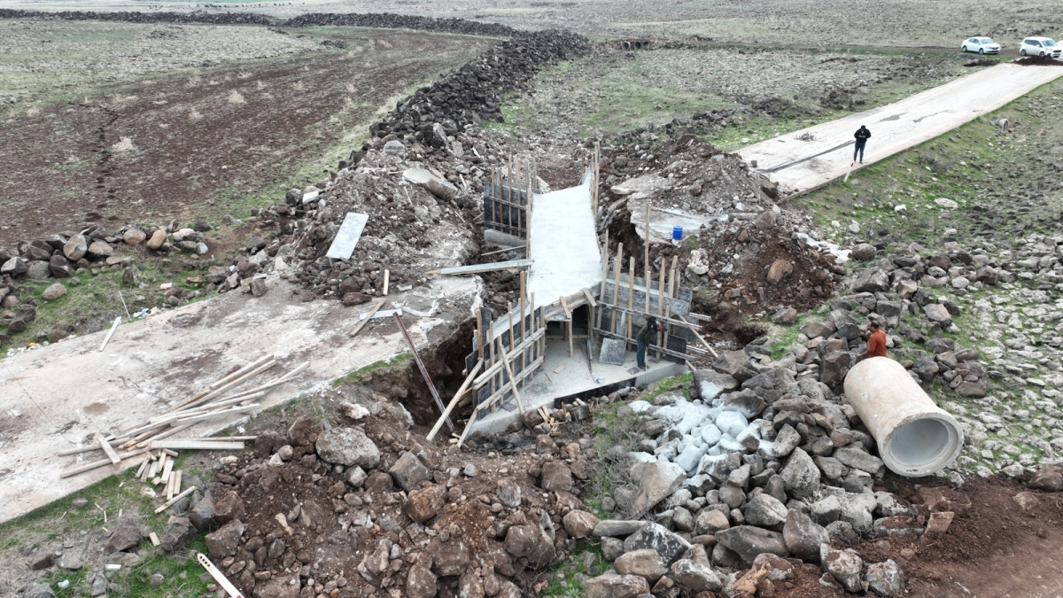 Şanlıurfa’da Yollar Daha Güvenli Hale Geliyor: Büyükşehir Belediyesi 3 Menfez İnşa Ediyor