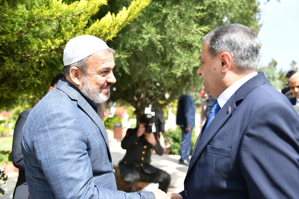 *VALİ ŞILDAK, ŞEHİT KABİRLERİNİ ZİYARET ETTİ*