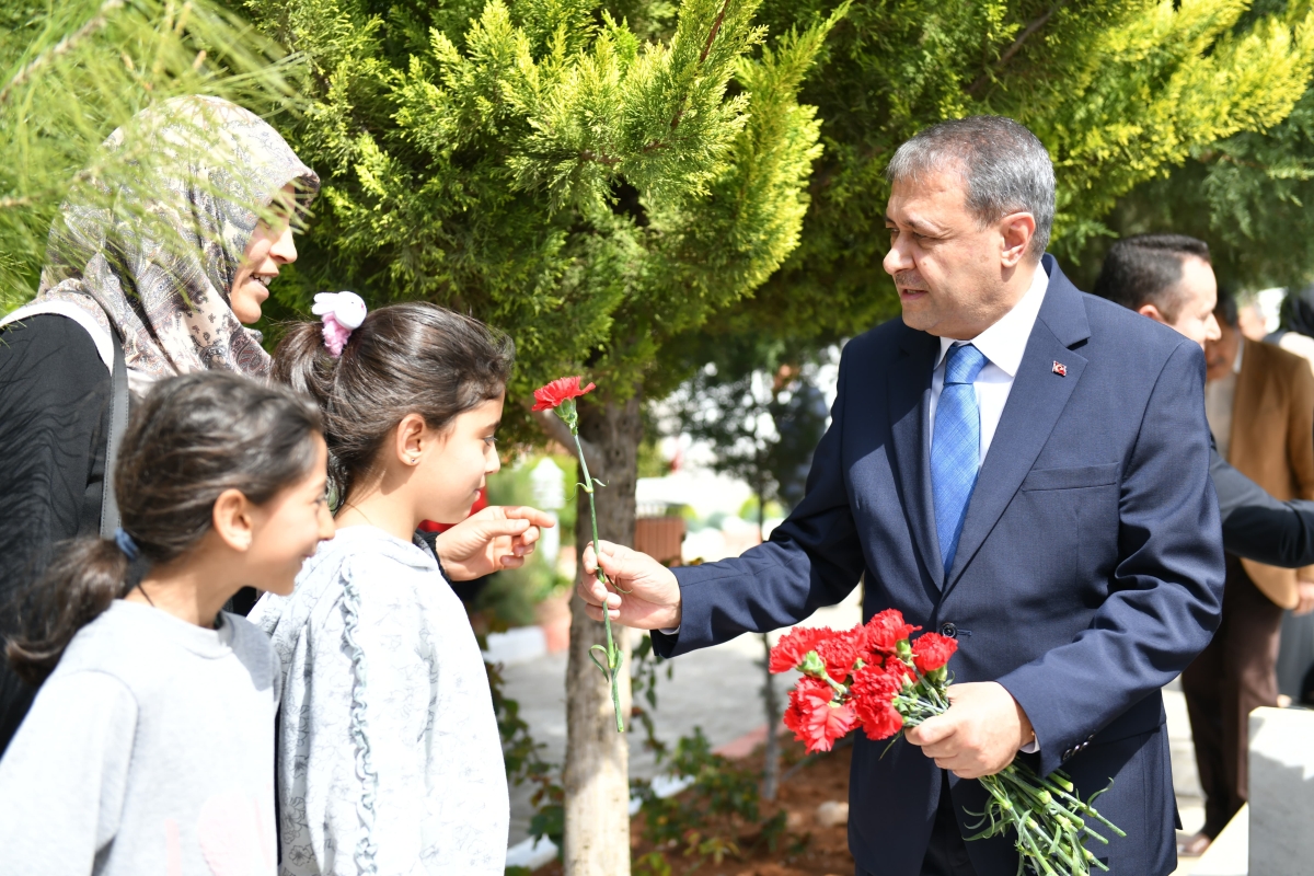 *VALİ ŞILDAK, ŞEHİT KABİRLERİNİ ZİYARET ETTİ*