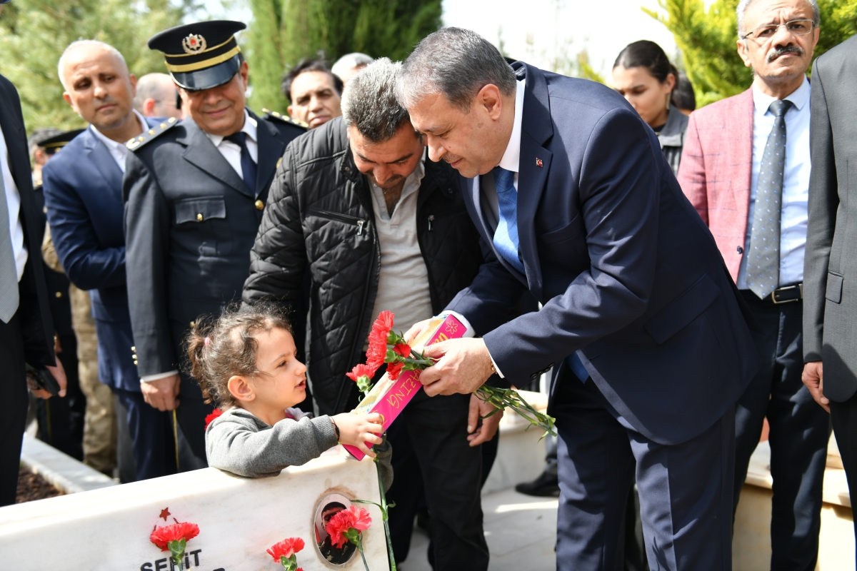 *VALİ ŞILDAK, ŞEHİT KABİRLERİNİ ZİYARET ETTİ*