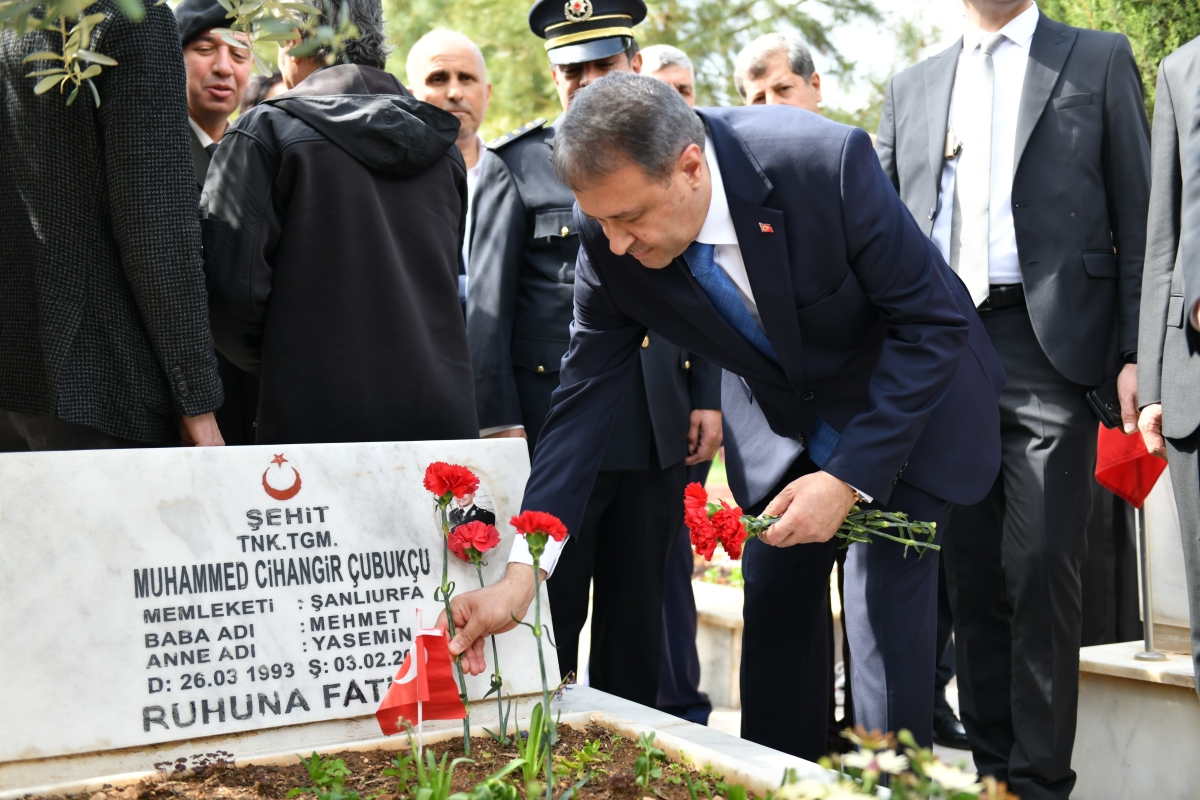 *VALİ ŞILDAK, ŞEHİT KABİRLERİNİ ZİYARET ETTİ*