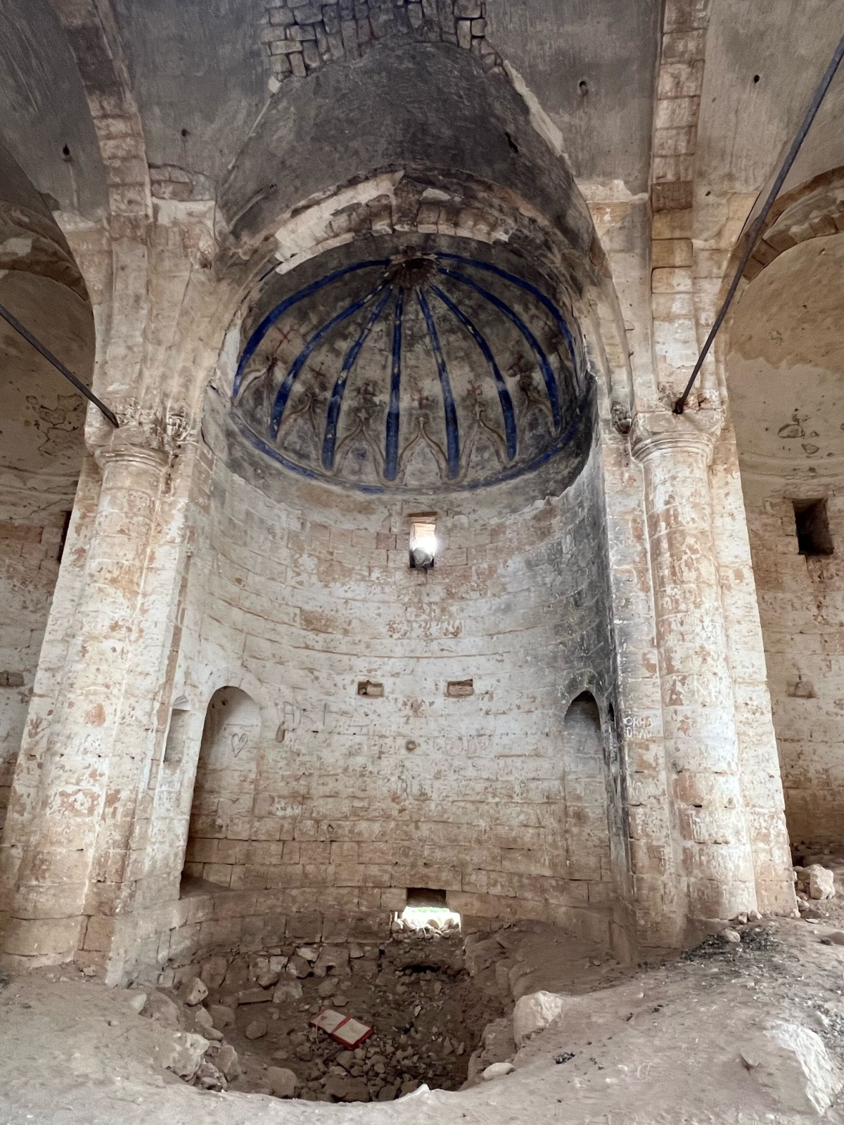 Germuş Kilisesi Kubbesi Yıkılmış ve tamamen çökme tehlikesi var