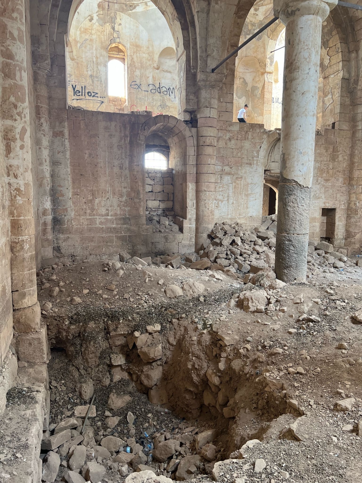 Germuş Kilisesi Kubbesi Yıkılmış ve tamamen çökme tehlikesi var