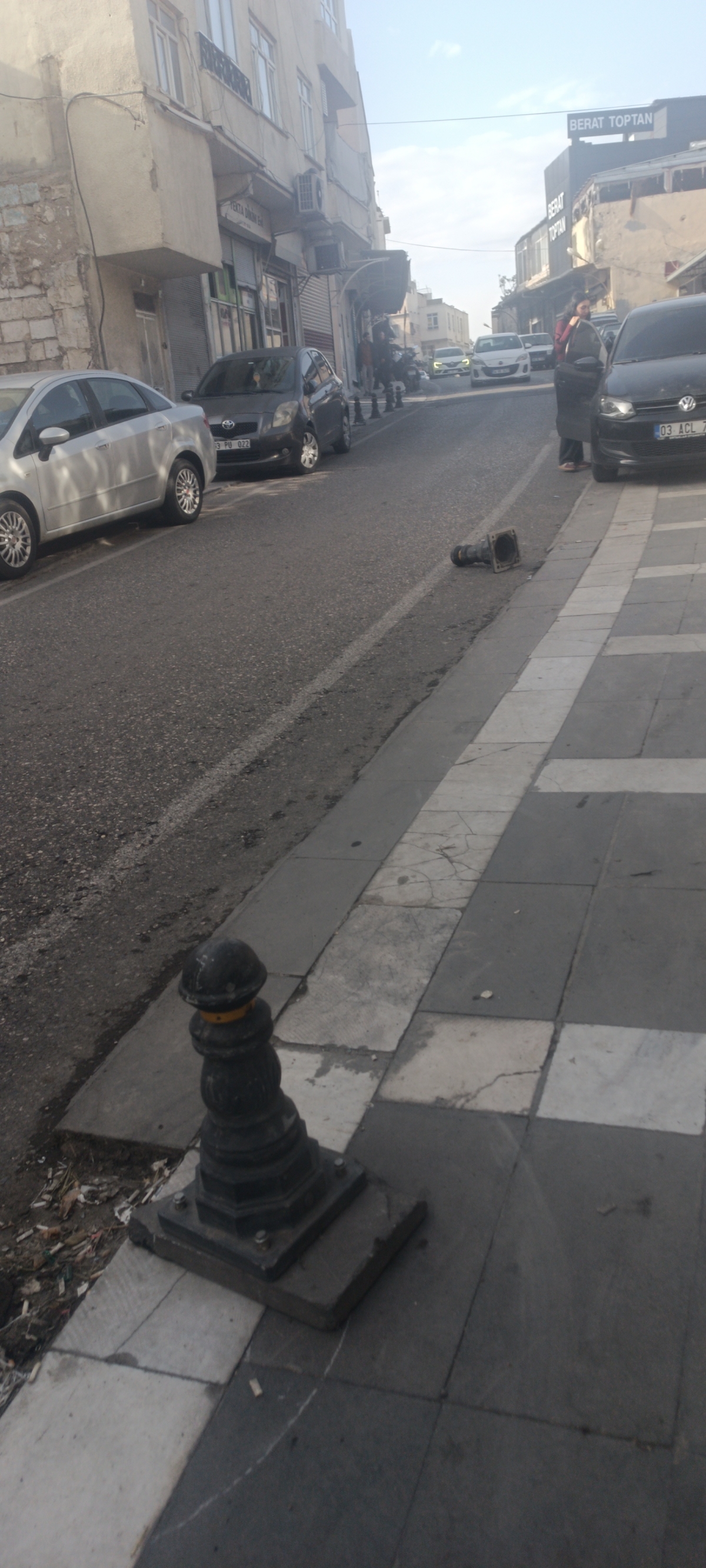 Şanlıurfa'da Kaldırımlar Park Alanına Dönüştü: Vatandaşlar Tehlike Altında