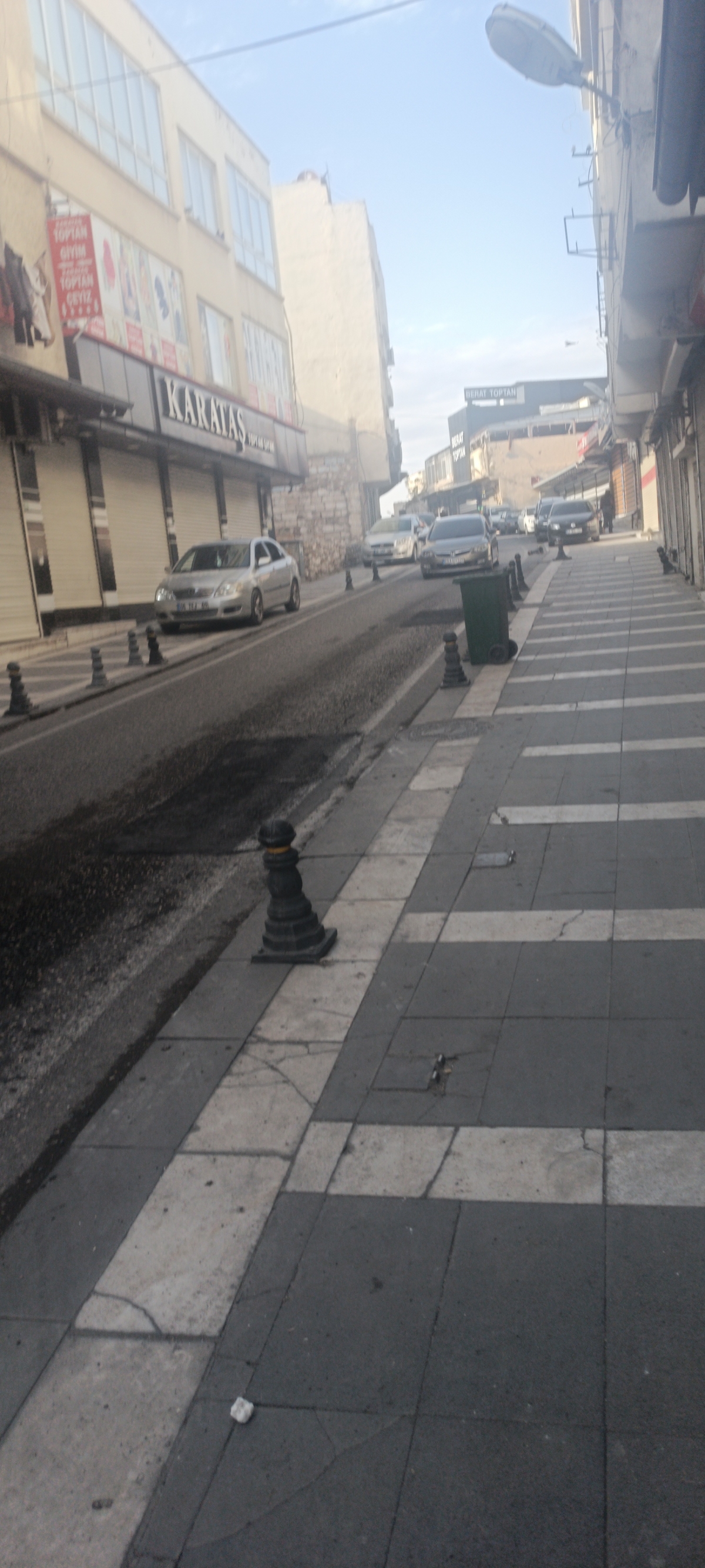 Şanlıurfa'da Kaldırımlar Park Alanına Dönüştü: Vatandaşlar Tehlike Altında
