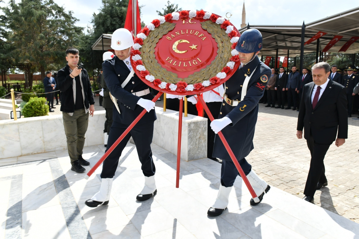 *VALİ ŞILDAK, KURTULUŞUN 105’İNCİ YILINDA ÇELENK SUNMA TÖRENINE KATILDI*