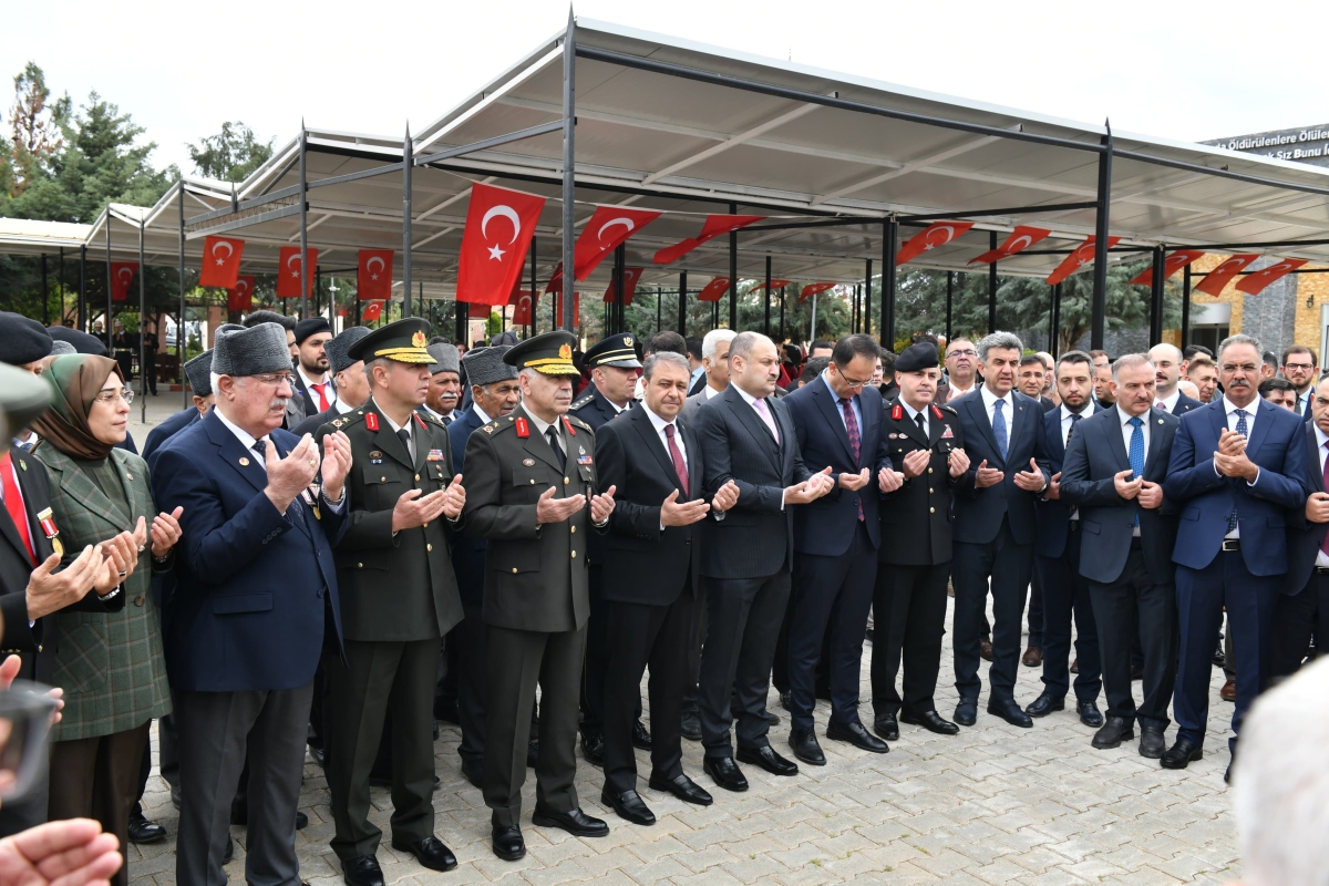 *VALİ ŞILDAK, KURTULUŞUN 105’İNCİ YILINDA ÇELENK SUNMA TÖRENINE KATILDI*