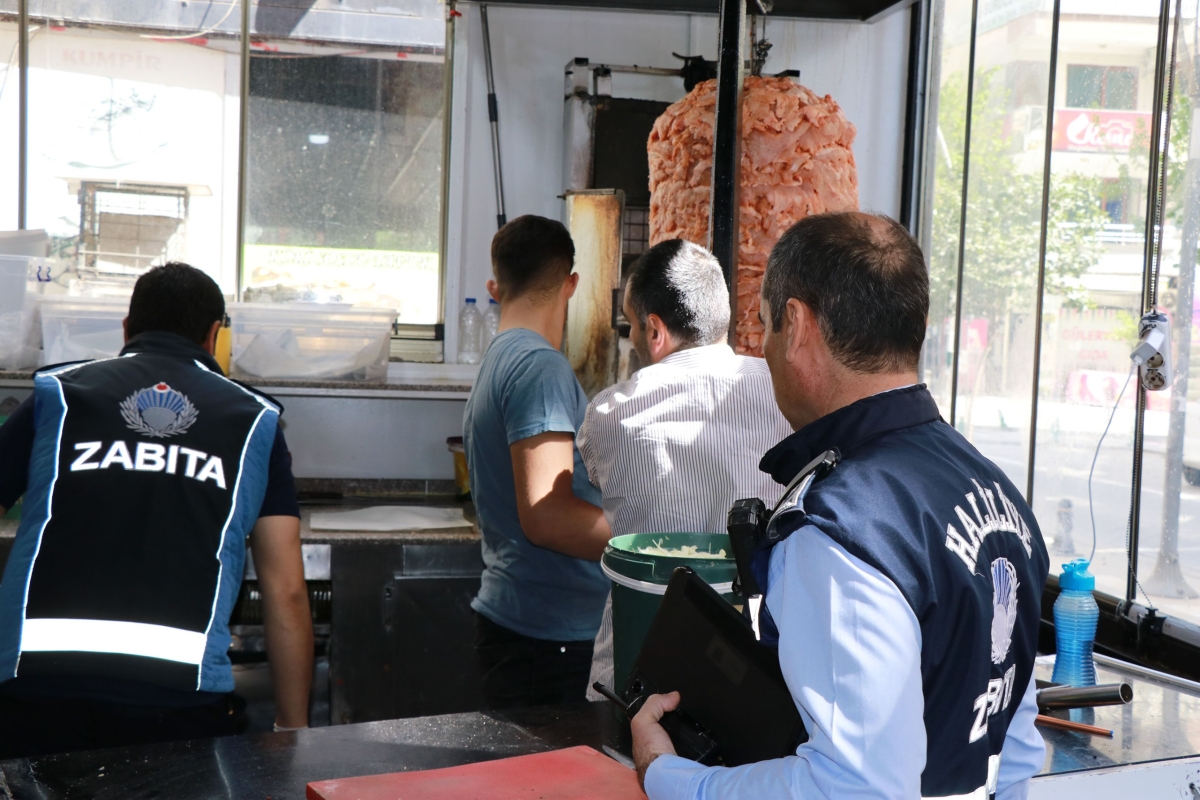 HALİLİYE’DE DÖNERCİLERE SIKI DENETİM: 247 KİLOGRAM SALÇAYA EL KONULDU